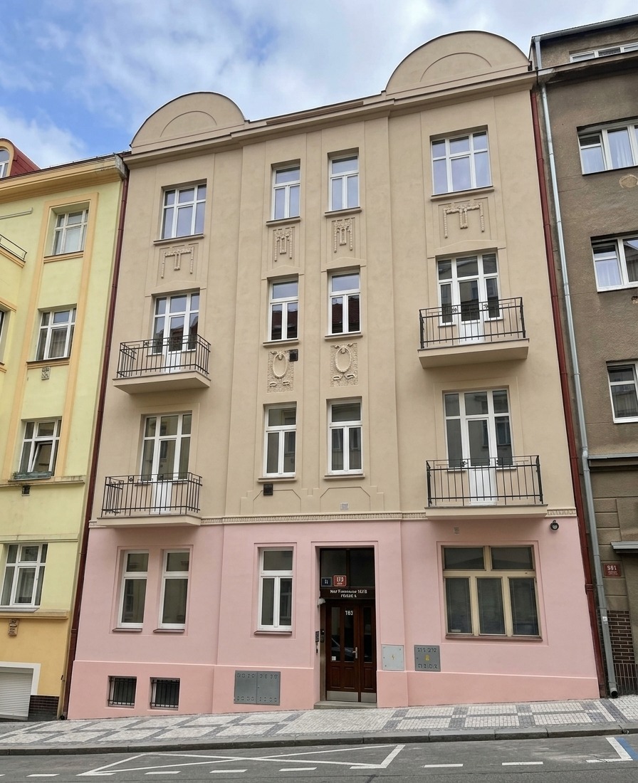 Průčelí činžovního domu Břevnov 11 z ulice